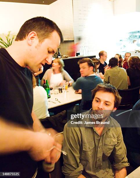 waiter and diners in pizza restaurant ladro in gertrude street, fitzroy. - ladro ストックフォトと画像