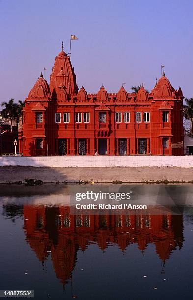 the digambara jain temple reflected on still waters. - digambara stockfoto's en -beelden