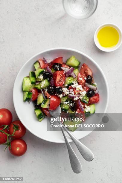 greek salad with tomatoes cucumbers onions olives and feta cheese - mittelmeerküche stock-fotos und bilder