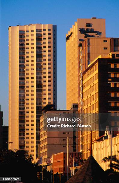 building on marine drive at sunset. - durban sky stock pictures, royalty-free photos & images