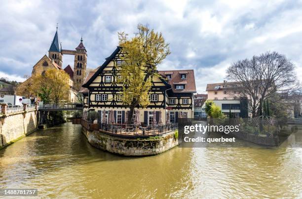 casco antiguo con iglesia en esslingen - stuttgart fotografías e imágenes de stock