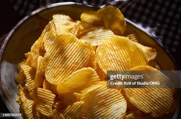 close-up view the potato chips in the bowl - knusprig stock-fotos und bilder