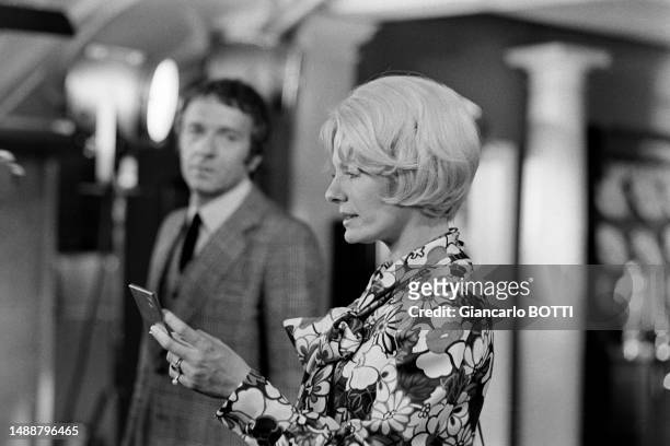 Jean-Pierre Cassel et Delphine Seyrig sur le tournage du film 'Le Charme discret de la bourgeoisie', en 1972.