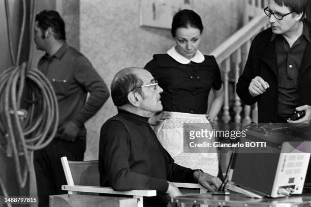 Luis Buñuel, Milena Vukotic et Pierre Lary sur le tournage du film 'Le Charme discret de la bourgeoisie', en 1972.