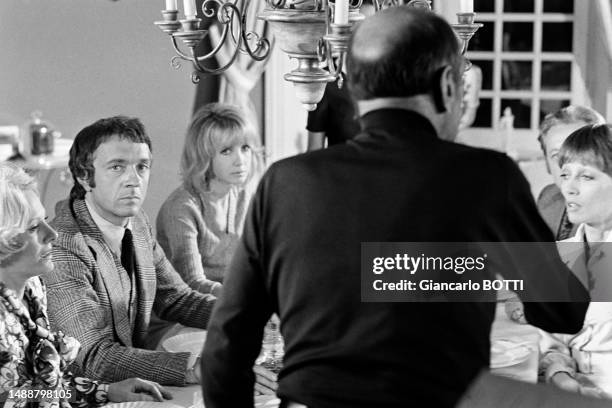 Jean-Pierre Cassel, Bulle Ogier, Luis Buñuel et Stéphane Audran sur le tournage du film 'Le Charme discret de la bourgeoisie', en 1972.