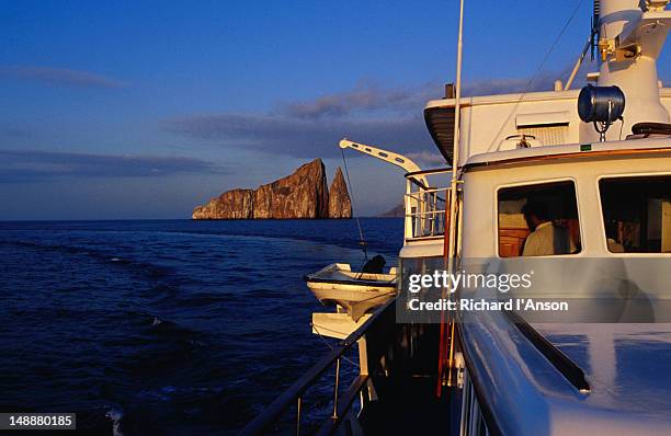 boat sailing towards kicker rock or  le=n dormido. - キッカーロック ストックフォトと画像