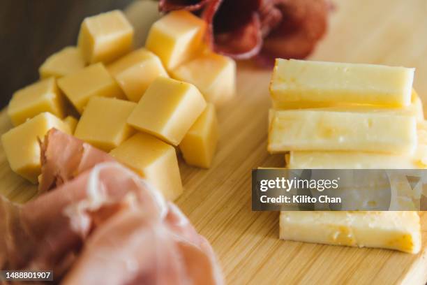 meat and cheese platter - gouda stockfoto's en -beelden