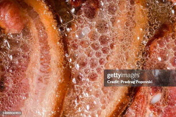 bacon cooking - croquant photos et images de collection