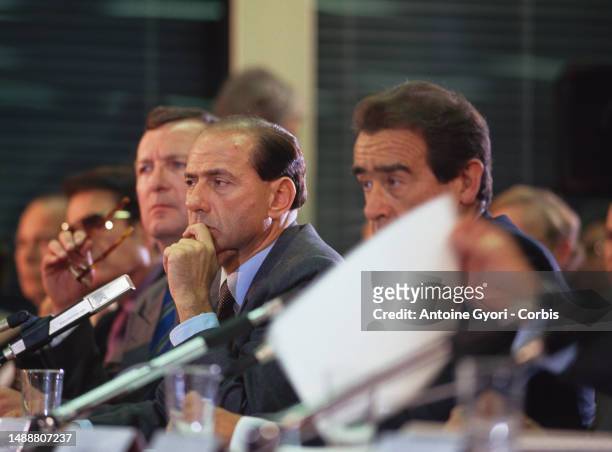 Conseil Supérieur de l'Audiovisuel, les présidents de groupe de presse, Silvio Berlusconi et Jean Luc Lagardere.