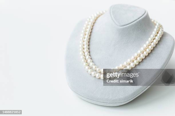perlas blancas - high collar fotografías e imágenes de stock