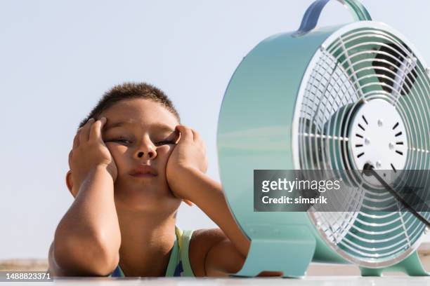 kleines kind während der sommerhitze auf der suche nach erfrischung - hot boy body stock-fotos und bilder