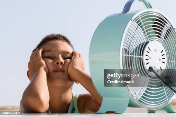 little child during summer heat looking for refreshment - hyperthermia stockfoto's en -beelden