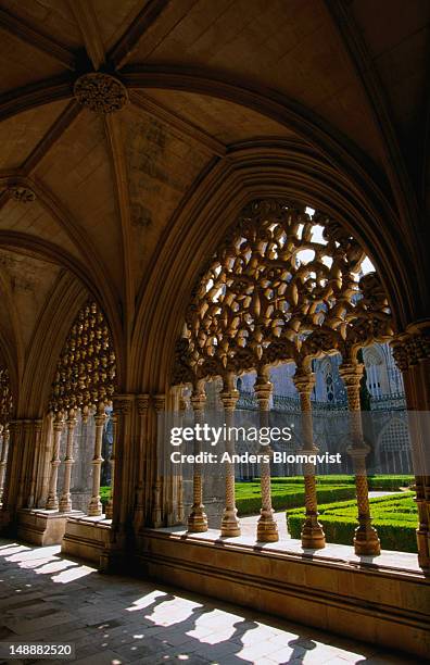 cloisters by diogo de boitac in the dominican abbey of mosteiro de santa maria de vitoria in batalha. the monastery was built in celebration of the victory at aljubarrota in 1385 (by joao i). - batalha stock pictures, royalty-free photos & images