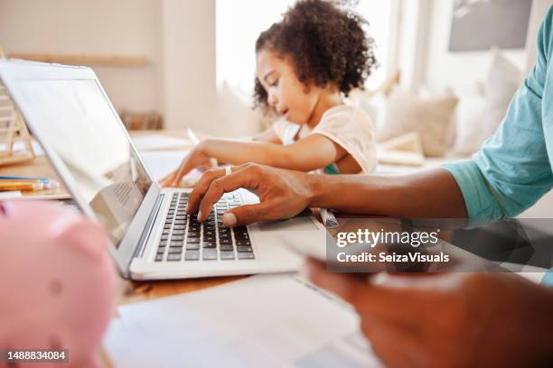 crowdfunding, sparschwein und hände des vaters planen finanzen, sparen oder online-banking mit einer kreditkarte für geldwachstum. reichtum, finanzen und mann in einem haus, das rechnungen aus seinem einkommen berechnet - crowdfunding stock-fotos und bilder