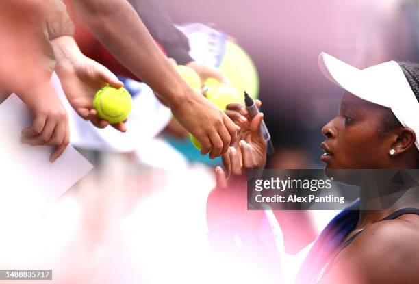 Sloan Stephens of The United States signs autographs following her victory during her round of 128 match against Nadio Podoroska of Argentina at Foro...