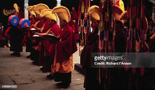 monks taking part in the mani rimdu festival at chiwang gompa (monastery). - mani rimdu festival stock-fotos und bilder