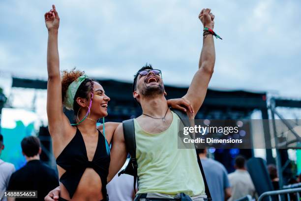 stylish couple enjoying music at concert - festival stockfoto's en -beelden