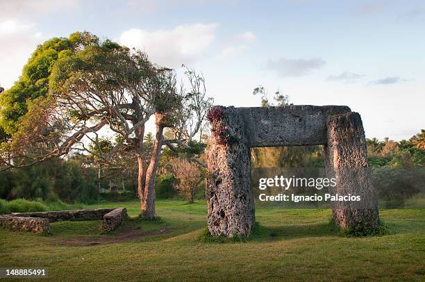 ha'amonga trilithon (the stonehenge of the south pacific) erected in 1200 ad. - nukualofa stockfoto's en -beelden