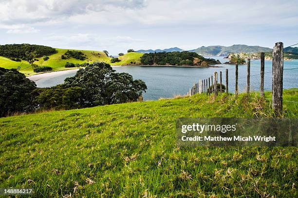 urupukapuka island is the largest of all the 144 islands in the bay of islands. the island is full of wonderful beaches and historic walks and it is virtually desolate throughout most of the island. - bay of islands stock pictures, royalty-free photos & images