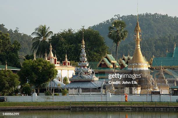 wat jong klang across nong jong kham lake. - wat jong klang imagens e fotografias de stock