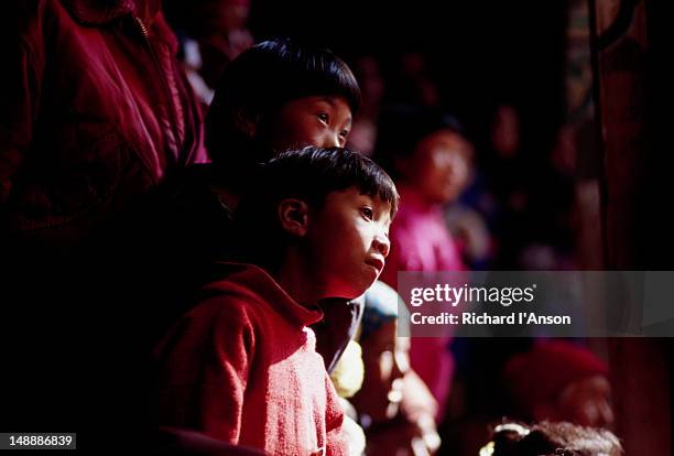 young spectators at the mani rimdu festival at chiwang gompa (monastery). - mani rimdu festival bildbanksfoton och bilder