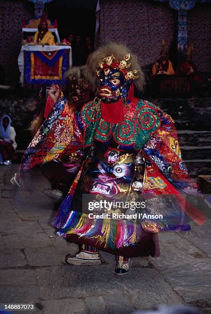 monks in elaborate mask and costume performing ritualistic dance at the mani rimdu festival at chiwang gompa (monastery). - mani rimdu festival stock-fotos und bilder