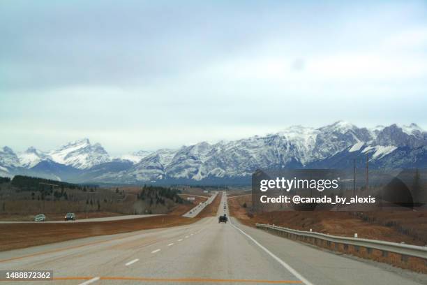 conduciendo al parque nacional banff - autopista transcanadiense fotografías e imágenes de stock