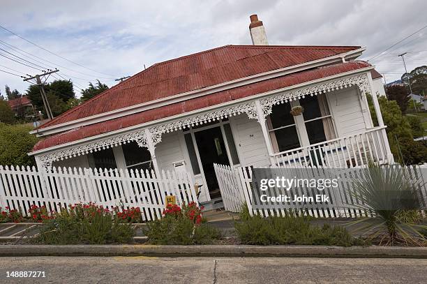 house on baldwin street, steepest street in the world. - dunedin stock pictures, royalty-free photos & images