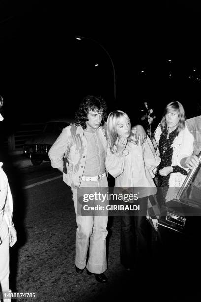 Michel Sardou et Elisabeth Haas en vacances à Cannes en aout 1973