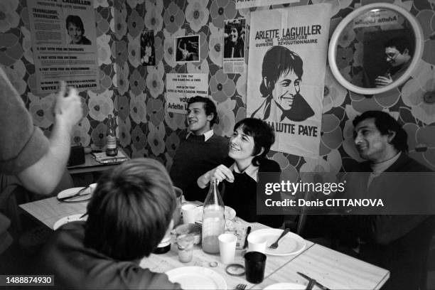 La porte-parole de Lutte Ouvrière Arlette Laguiller chez elle à Paris avec des militants après le 1er tour des élections présidentielles le 6 mai 1974