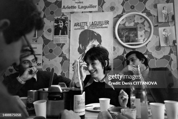 La porte-parole de Lutte Ouvrière Arlette Laguiller chez elle à Paris avec des militants après le 1er tour des élections présidentielles le 6 mai 1974