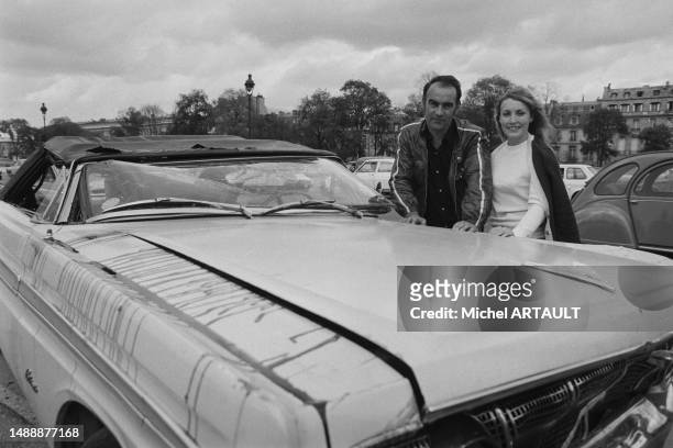 Le cascadeur Rémy Julienne et la cascadeuse Odile Astié lors du tournage du film 'Comme un pot de fraises' à Paris le 8 mai 1974