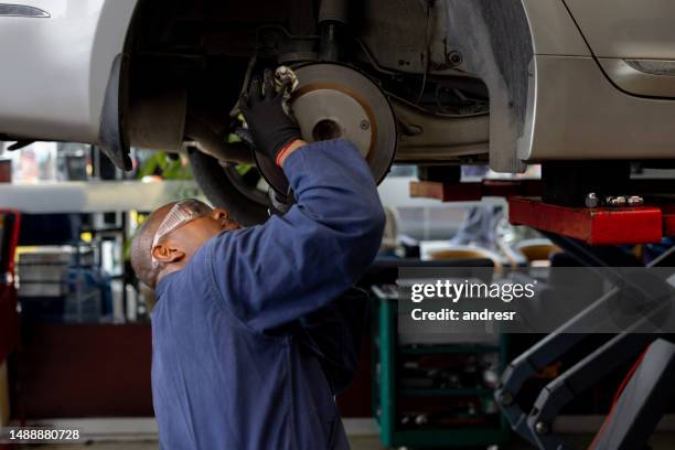 Mechanic Alignment Wheel Alignment And Balancing Photos and Premium High Res Pictures ...