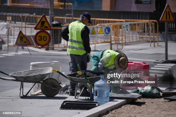 Several workers at a construction site on May 10 in Madrid, Spain. The second vice-president, Yolanda Diaz, has advanced that legislative changes...