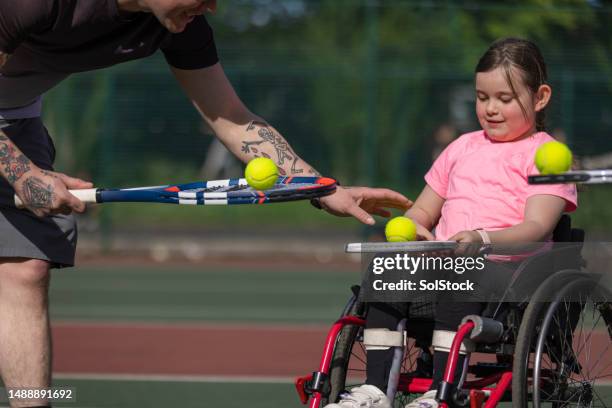 hier gehen sie - rollstuhltennis stock-fotos und bilder