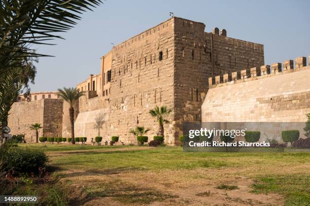 walls of cairo citadel (salah al din) in egypt, cairo - cidadela do cairo imagens e fotografias de stock