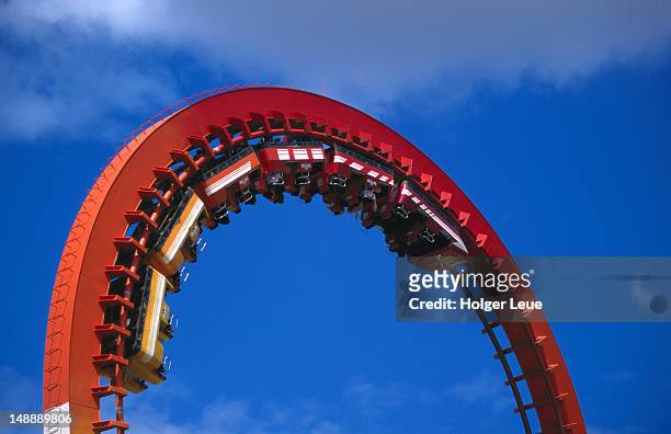 rollercoaster at marine world. - gold coast theme park foto e immagini stock