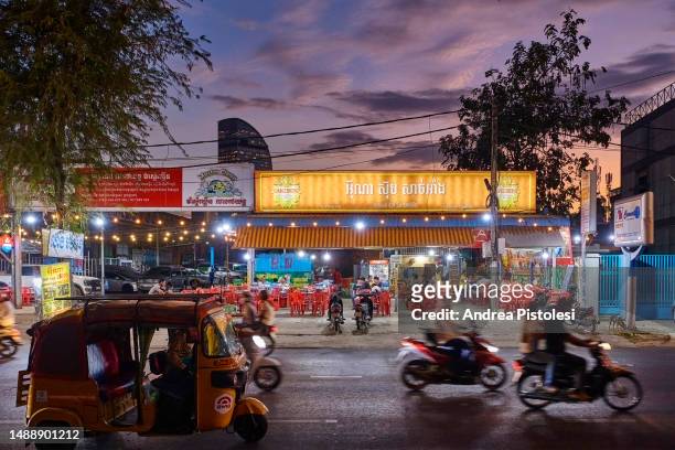 an open air restaurant in phnom penh - night life in cambodian capital phnom penh bildbanksfoton och bilder