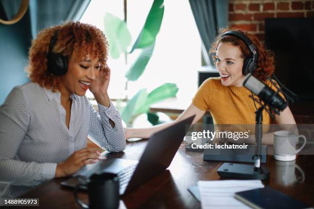 online streaming talk show from los angeles, california - los angeles press stock pictures, royalty-free photos & images