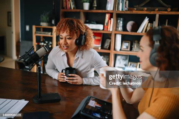 online streaming talk show from los angeles, california - los angeles press stock pictures, royalty-free photos & images