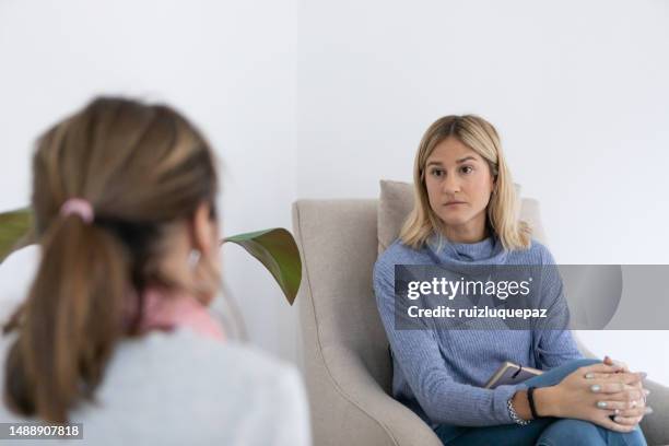 psychologe und patient während der therapiebehandlung - aktives zuhören stock-fotos und bilder