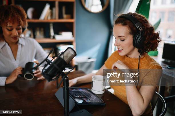 frauen diskutieren themen in einem podcast aus los angeles, kalifornien - radio broadcasting stock-fotos und bilder