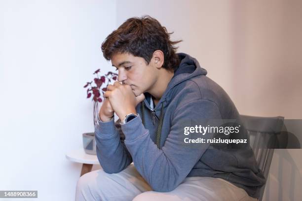 adolescente all'ufficio di salute mentale - fragilità foto e immagini stock
