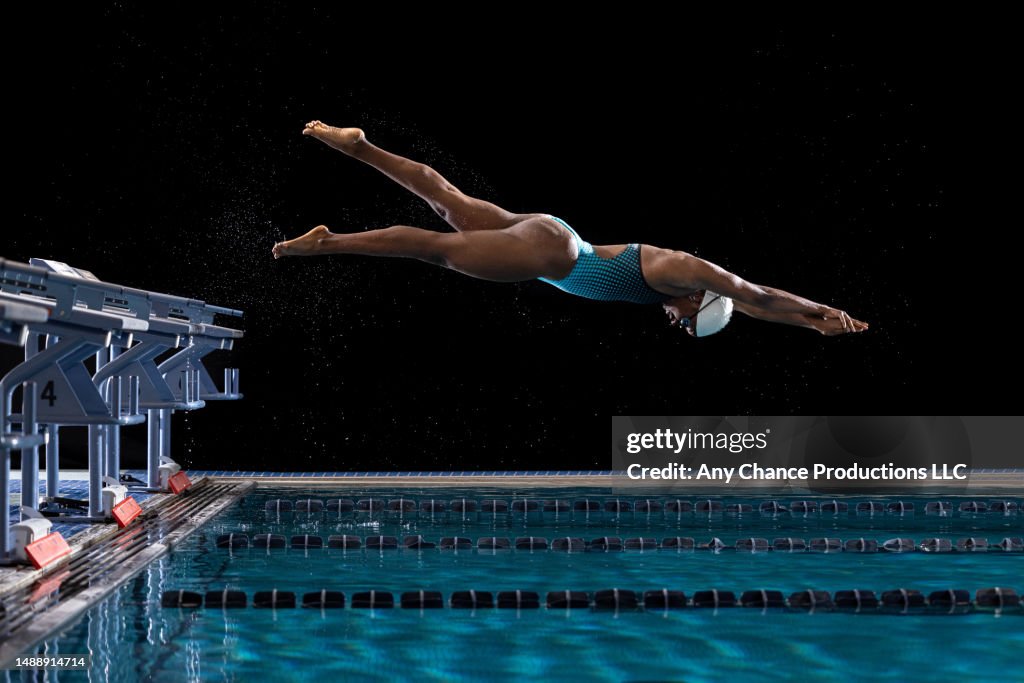 Female swimmer of the starting blocks.