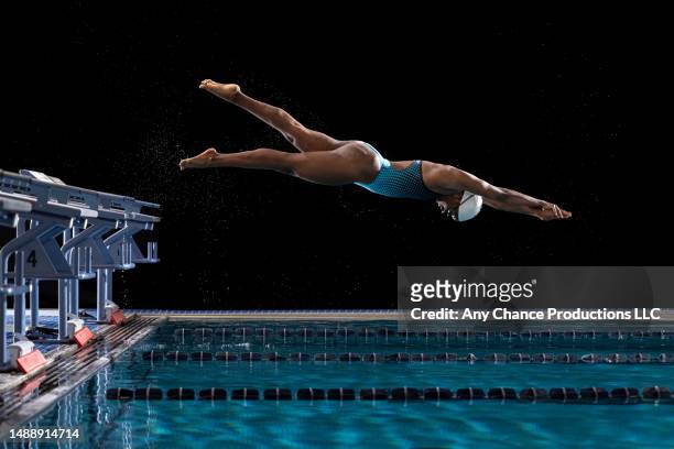 female swimmer of the starting blocks. - flying goggles imagens e fotografias de stock