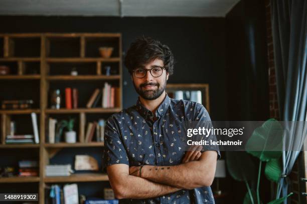 portrait of a software developer at his home in los angeles - webdesigner stockfoto's en -beelden
