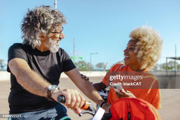 gente diversa en ropa deportiva en la ciudad - economía colaborativa fotografías e imágenes de stock