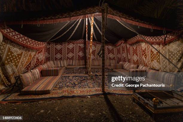 illuminated bedouin tent - arabian desert adventure night photos et images de collection