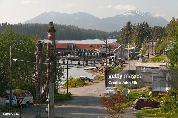 town beyond totem poles. - mastro totêmico - fotografias e filmes do acervo