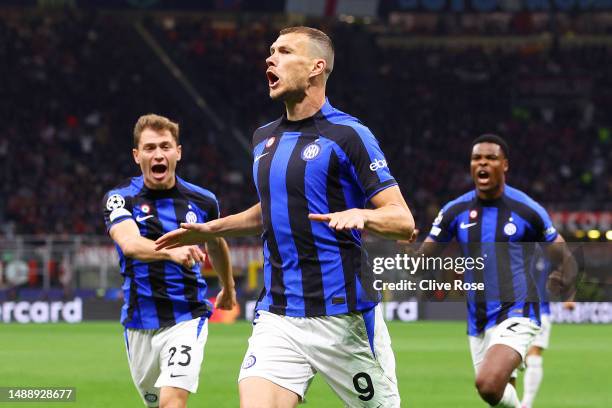 Edin Dzeko of FC Internazionale celebrates with teammates after scoring the team's first goal during the UEFA Champions League semi-final first leg...